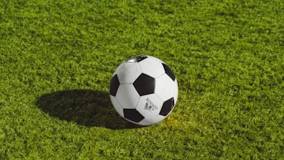 欧冠半决赛皇马对阵拜仁慕尼黑的激烈比赛场面